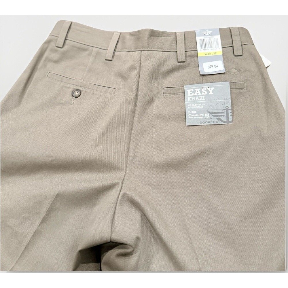 NWT Dockers Men’s Khaki D3 Classic Fit 30x32 (Fits 30X31) Pleated Front Chino